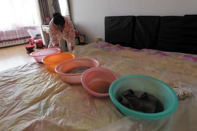 景东楼上漏水，住户失联，小区没物管，业主维权难！律师来支招……